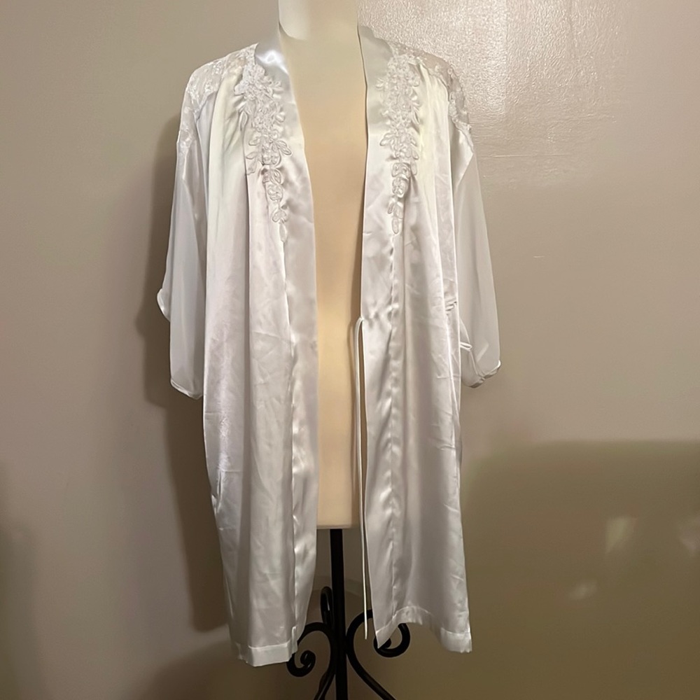 Beautiful white satin chiffon lace embroidered robe
